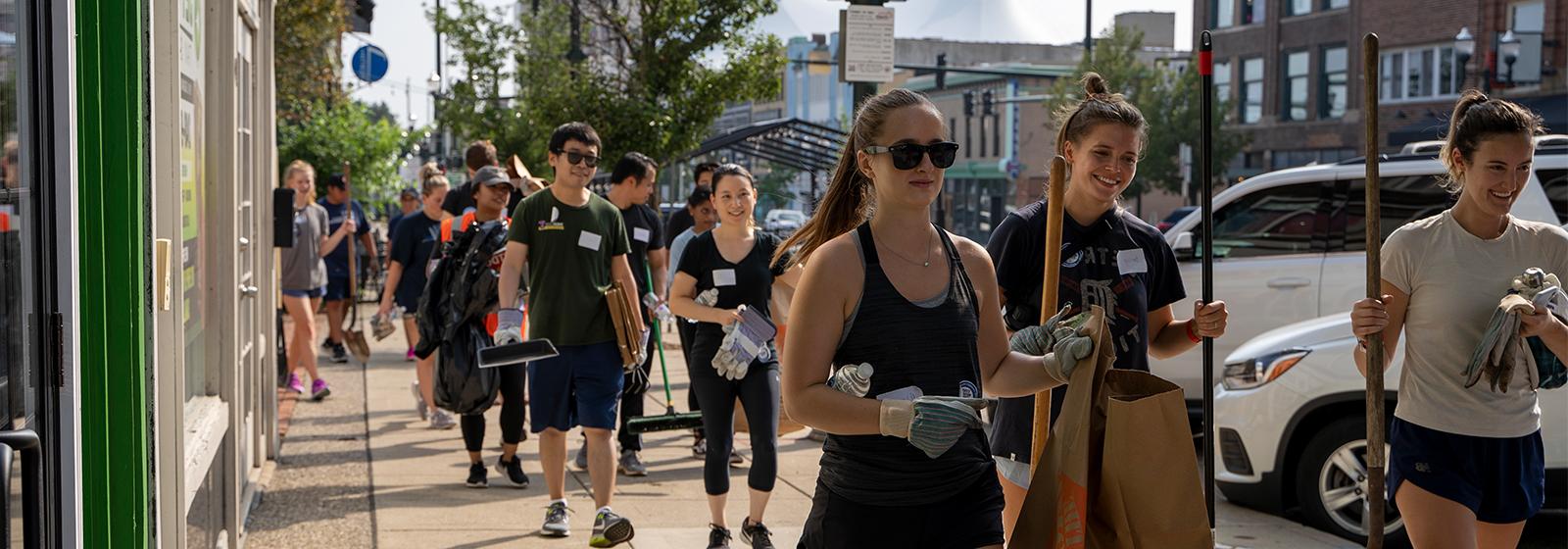 An image of OUWB 学生 cleaning up Pontiac